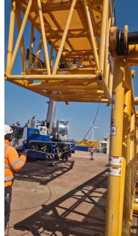 Detaliu braț automacara Liebherr pe șantier