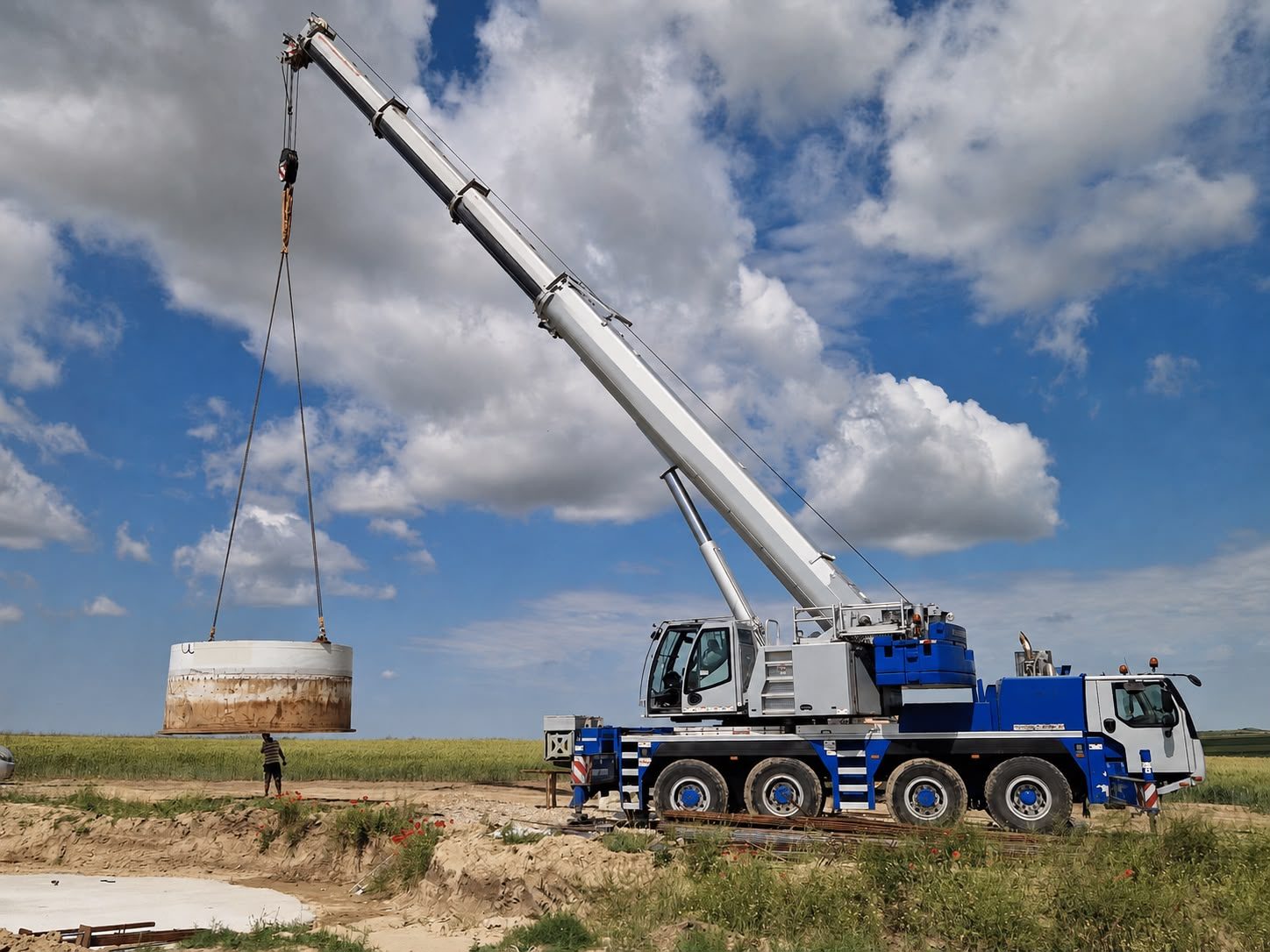 Automacara Liebherr ridicare rezervor pe șantier